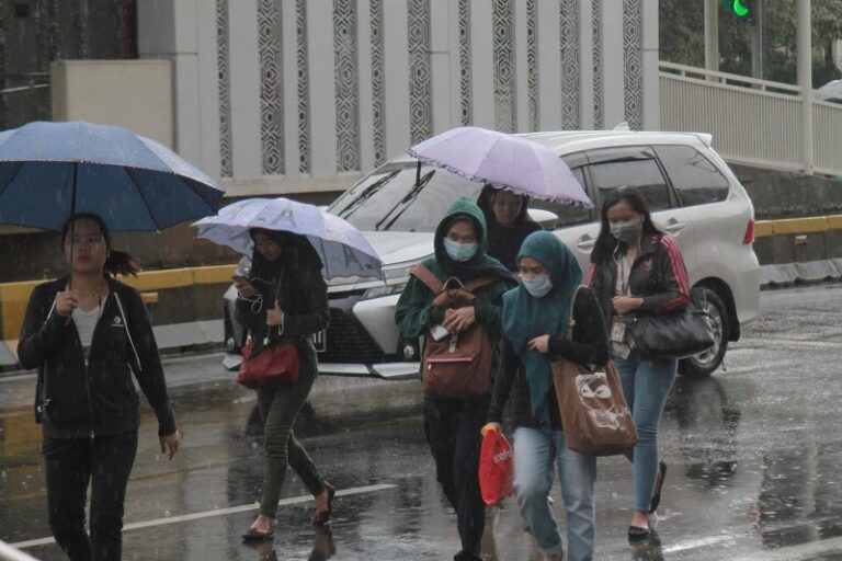 BMKG ingatkan waspada potensi hujan lebat di sejumlah provinsi