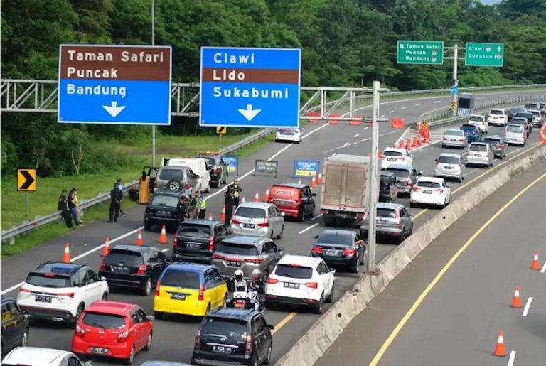 satlantas polres bogor urai macet di puncak