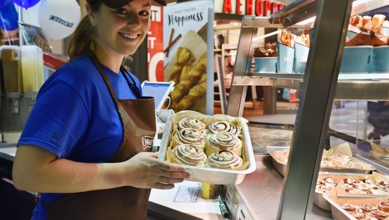 oko kue Cinnabon grand opening di Mall Grand Indonesia